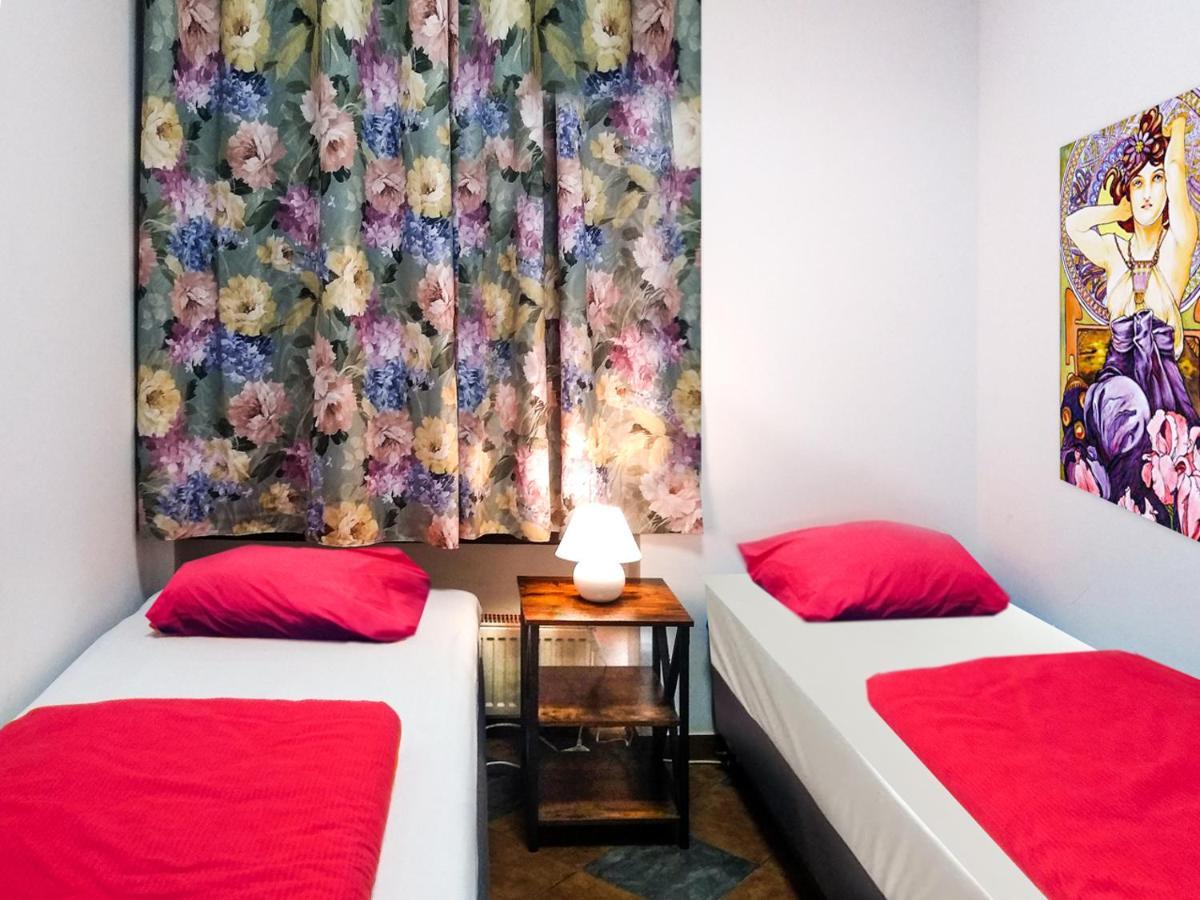 Music Hostel Piotrkowska Лодзь Экстерьер фото