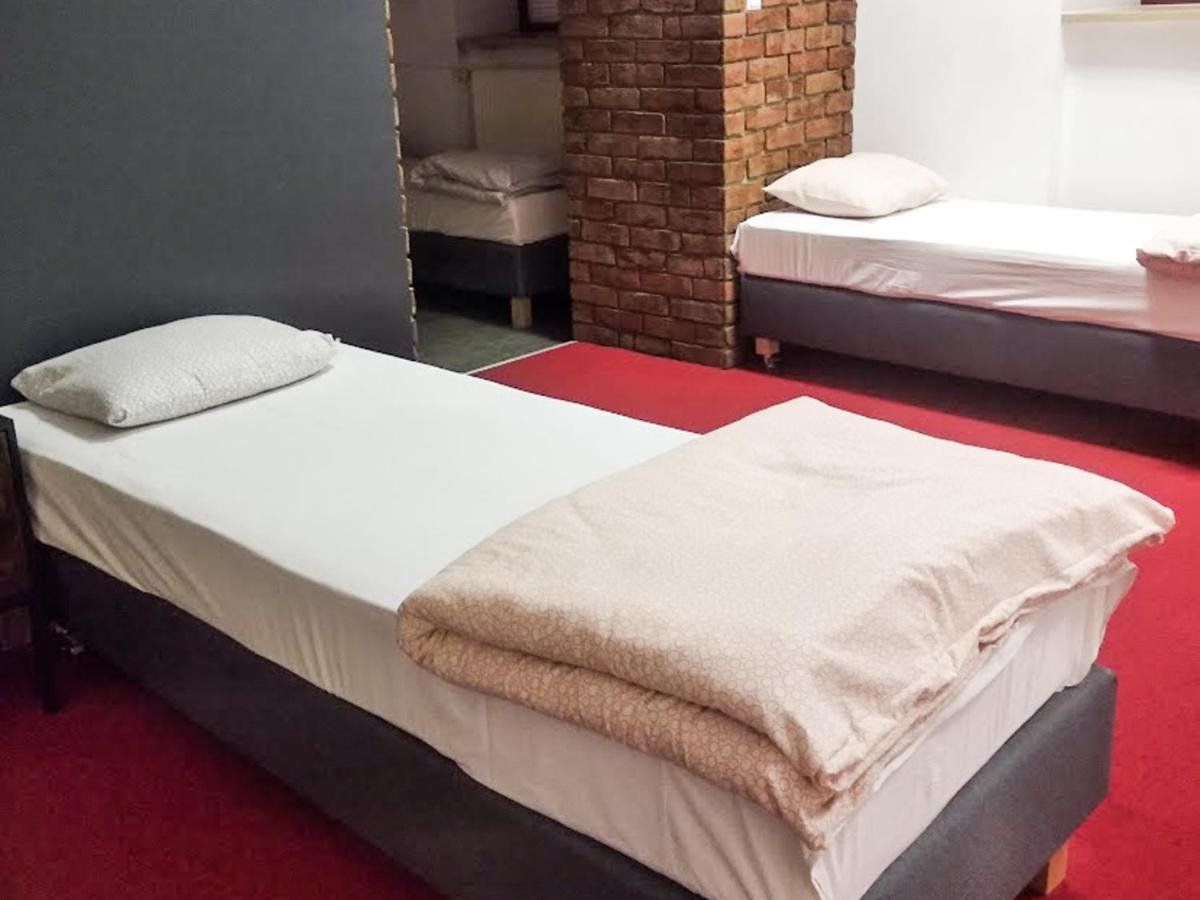 Music Hostel Piotrkowska Лодзь Экстерьер фото